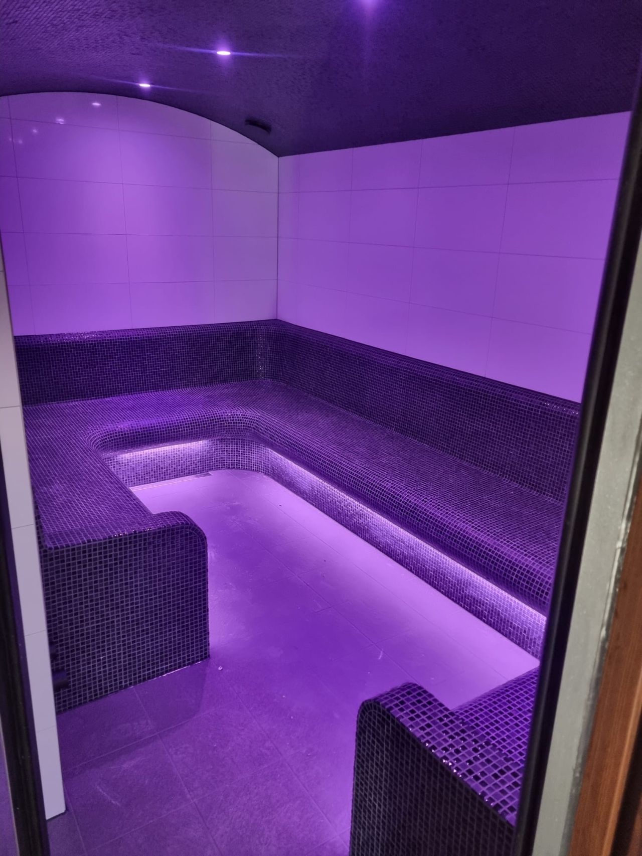 Ångbad interiör — mosaikbänkar med RGB LED